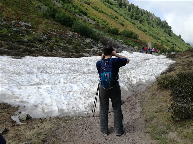 Il coccolino prima di avventurarsi sulla lingua di neve.
